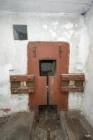 Ligne Maginot - MONTGENEVRE (BARRAGE RAPIDE) - (Blockhaus pour arme infanterie) - Le plaque du passage de la barrière.
En haut goulotte à grenades, à coté deux créneaux pour FM.
