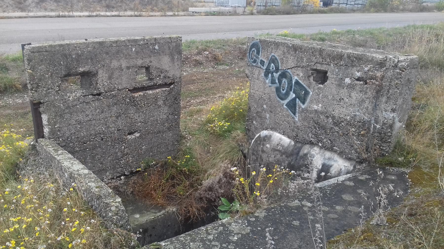 Ligne Maginot - SPORENINSEL - (Casemate d'infanterie - Double) - L'entrée depuis la berge protégée par des murs munis de créneaux
