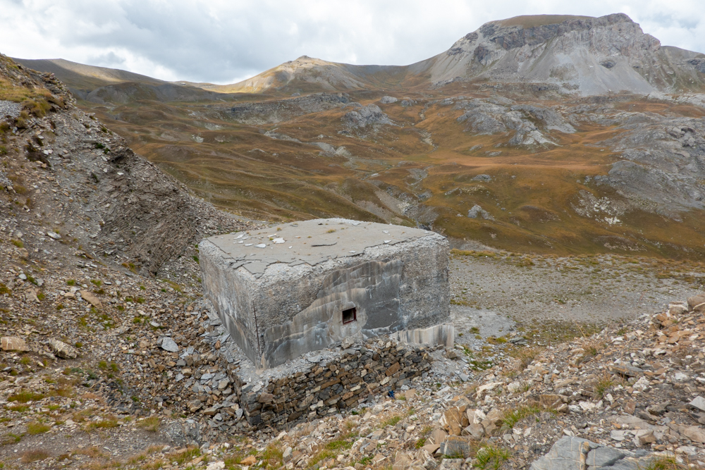 Ligne Maginot - GRANGES COMMUNES - (Ouvrage d'infanterie) - Bloc 1
Le col de Restefond et le bloc actif de l'abri est en arrière-plan