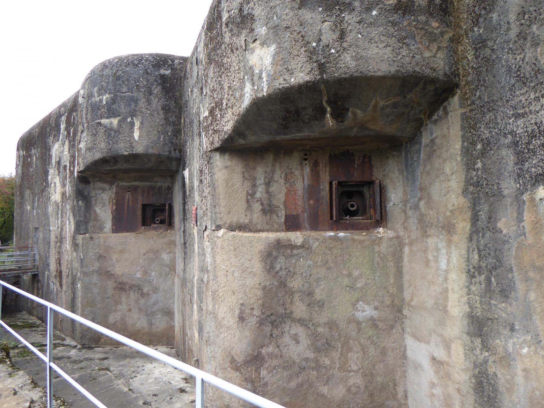 Ligne Maginot - FERMONT - A2 - (Ouvrage d'artillerie) - Bloc 4
Créneaux pour canon-obusier de 75 mle 32 - Daniel ELLENA - Philippe CUNY
