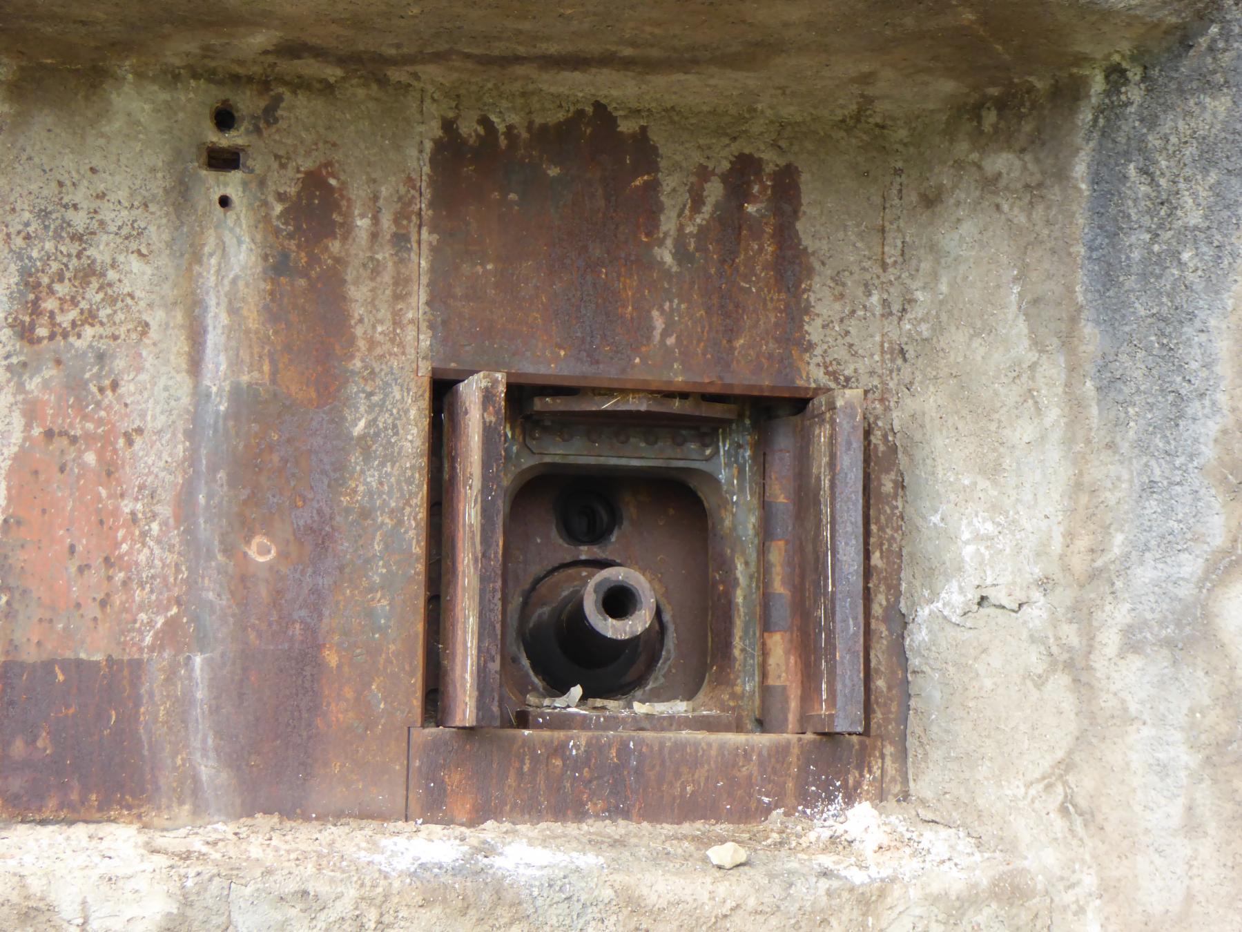 Ligne Maginot - FERMONT - A2 - (Ouvrage d'artillerie) - Bloc 4
Créneau pour canon-obusier de 75 mle 32 et ses volets de masquage - Daniel ELLENA - Philippe CUNY