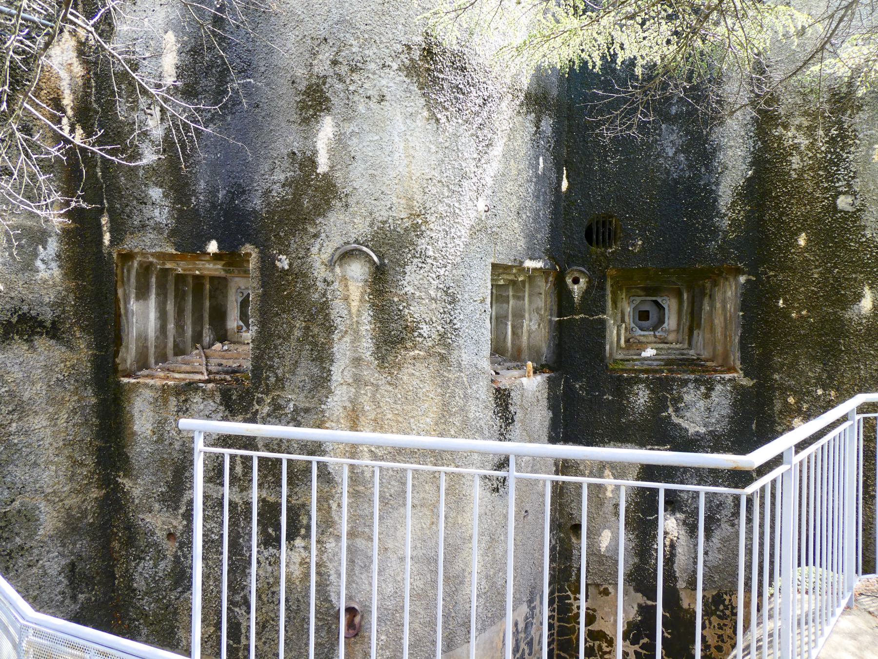 Ligne Maginot - SAINTE AGNES (SAG) - EO9 - (Ouvrage d'artillerie) - Bloc 1
Les trois créneaux de défense - Daniel ELLENA - Philippe CUNY