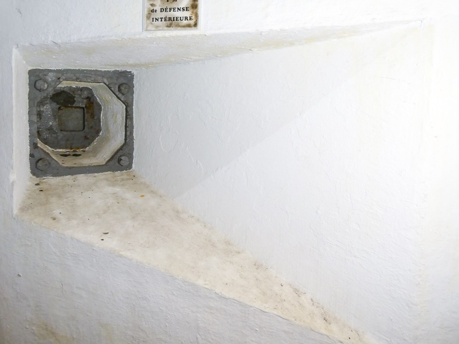 Ligne Maginot - SAINTE AGNES (SAG) - EO9 - (Ouvrage d'artillerie) - Bloc 1
Un des deux créneaux de défense de l'entrée des munitions - Daniel ELLENA - Philippe CUNY