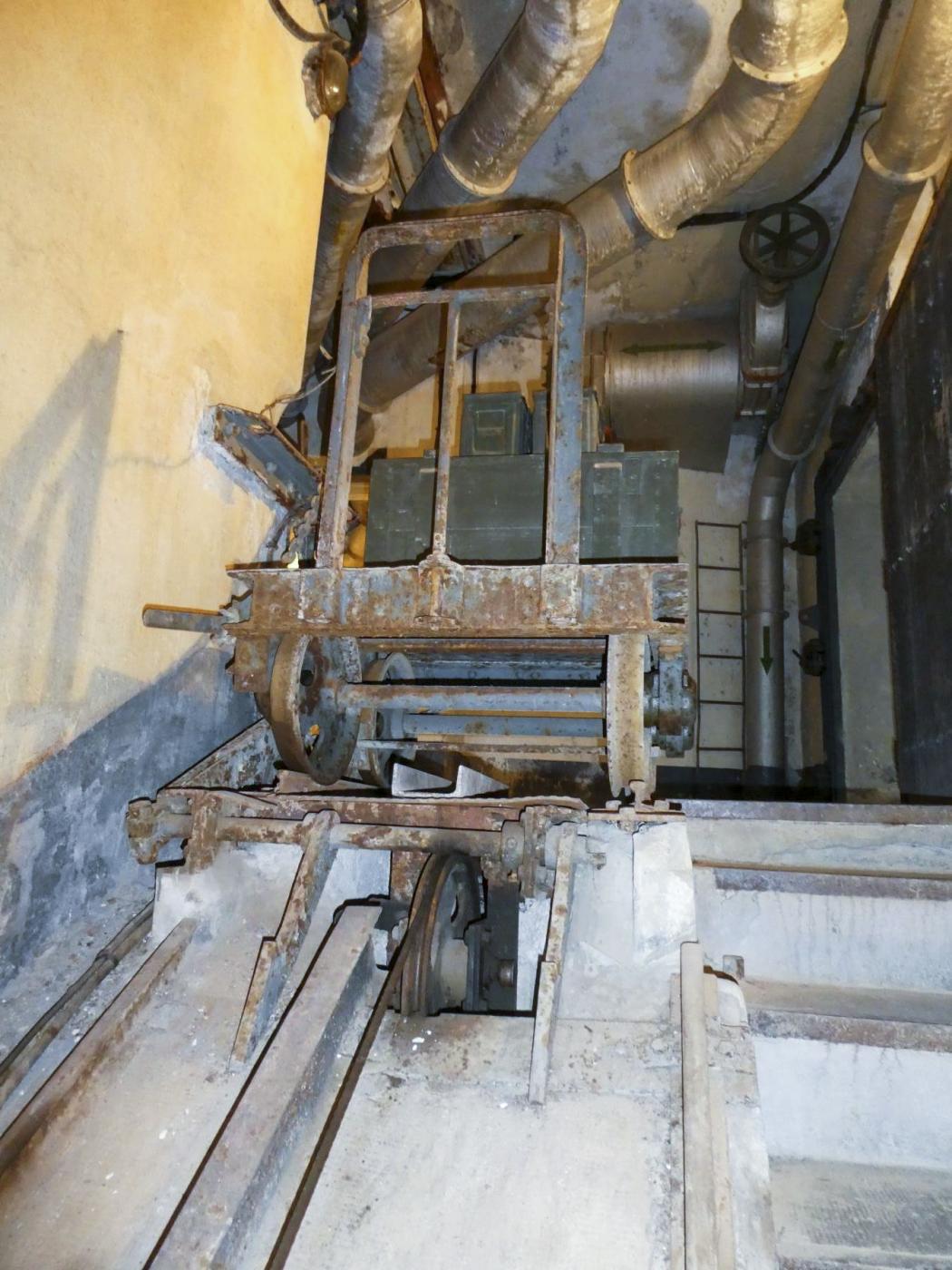 Ligne Maginot - SAINT OURS HAUT (SOH) - (Ouvrage d'artillerie) - Bloc 1  
Plan incliné
Un wagonnet type Sud-Est en attente en haut du plan