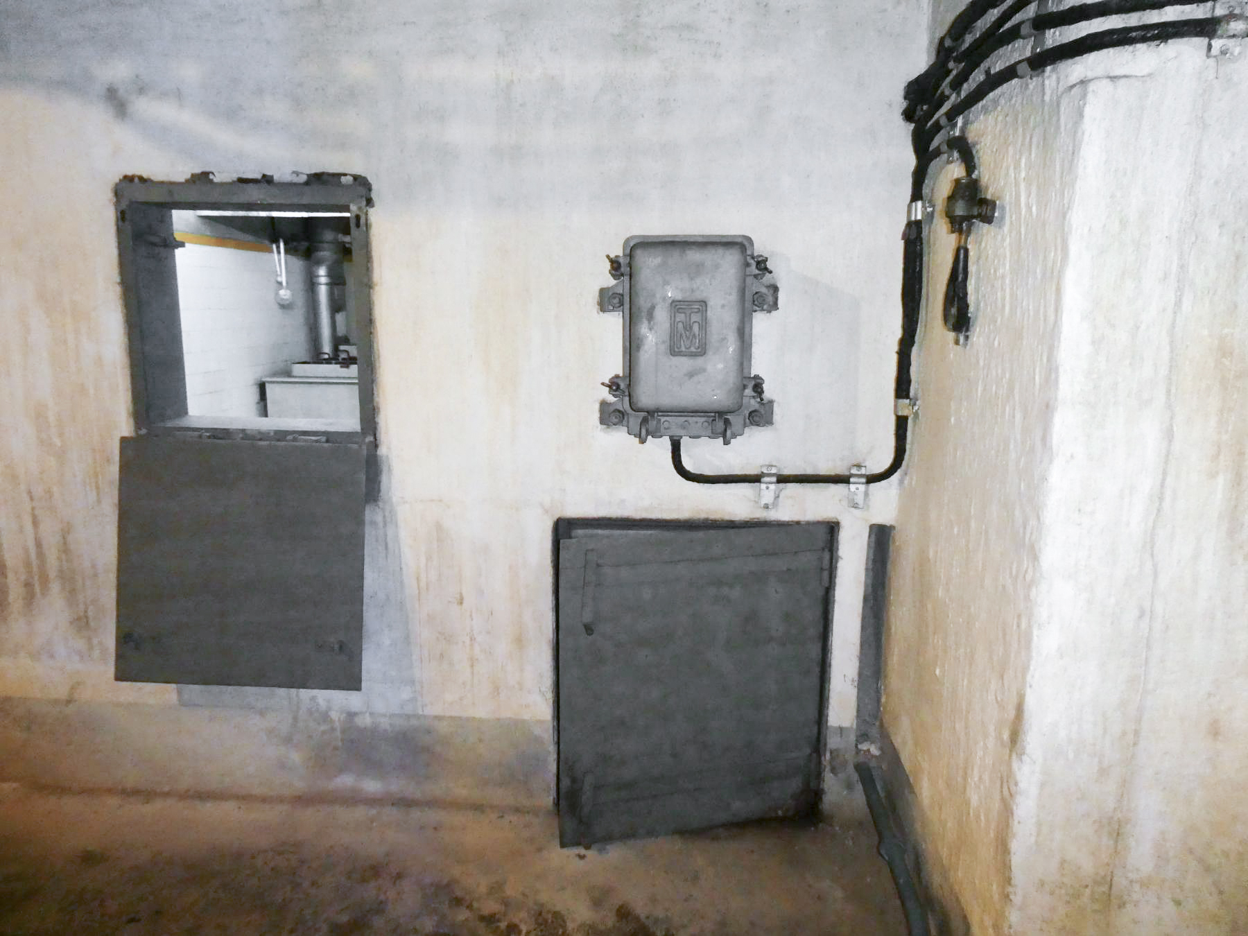Ligne Maginot - SAINTE AGNES (SAG) - EO9 - (Ouvrage d'artillerie) - La cuisine
Passe-plats et accès local poubelle