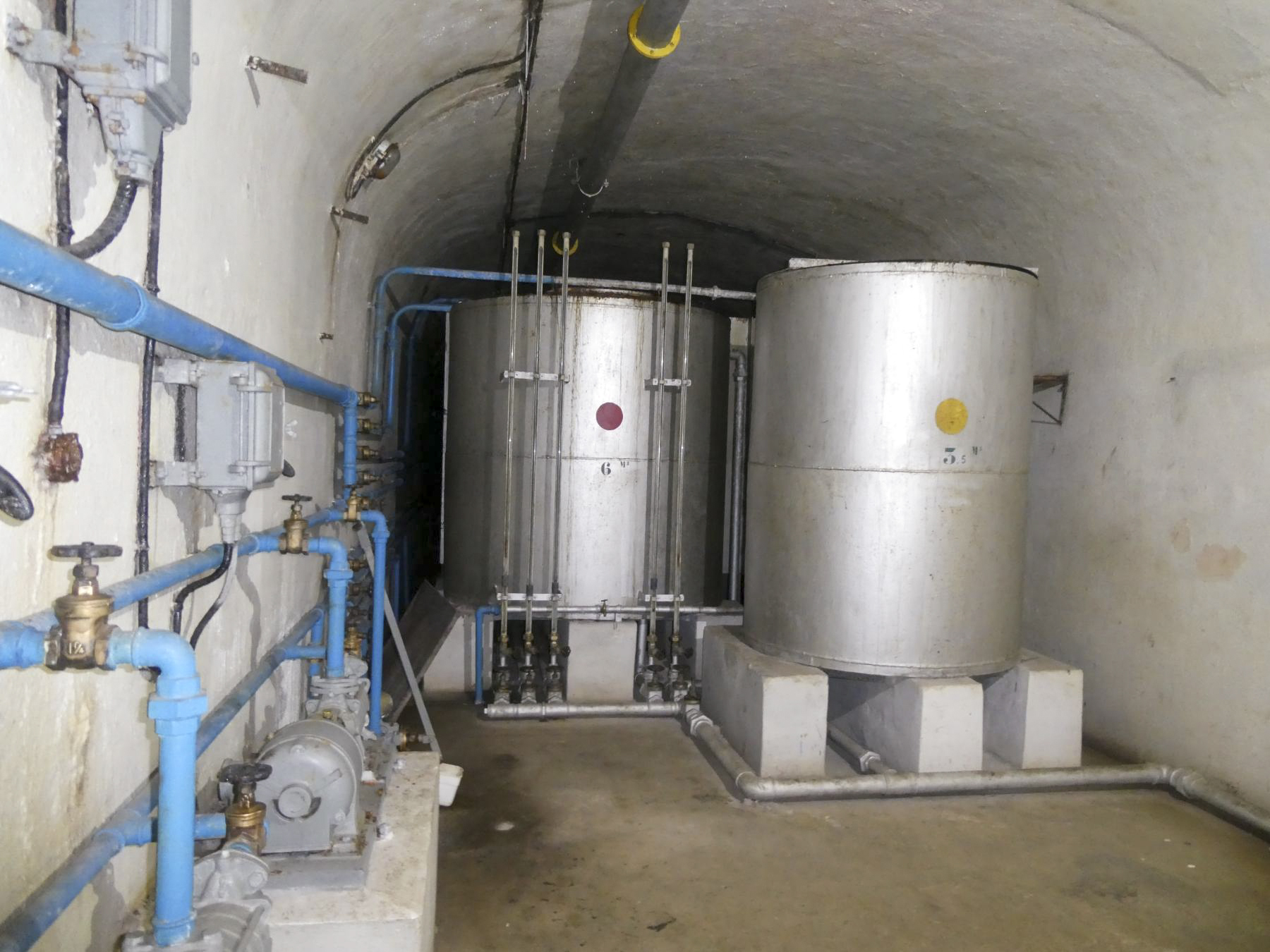 Ligne Maginot - SAINTE AGNES (SAG) - EO9 - (Ouvrage d'artillerie) - Les réserves d'eau de l'ouvrage à l'arriére plan, avec le décanteur (pastille rouge) à l'avant plan