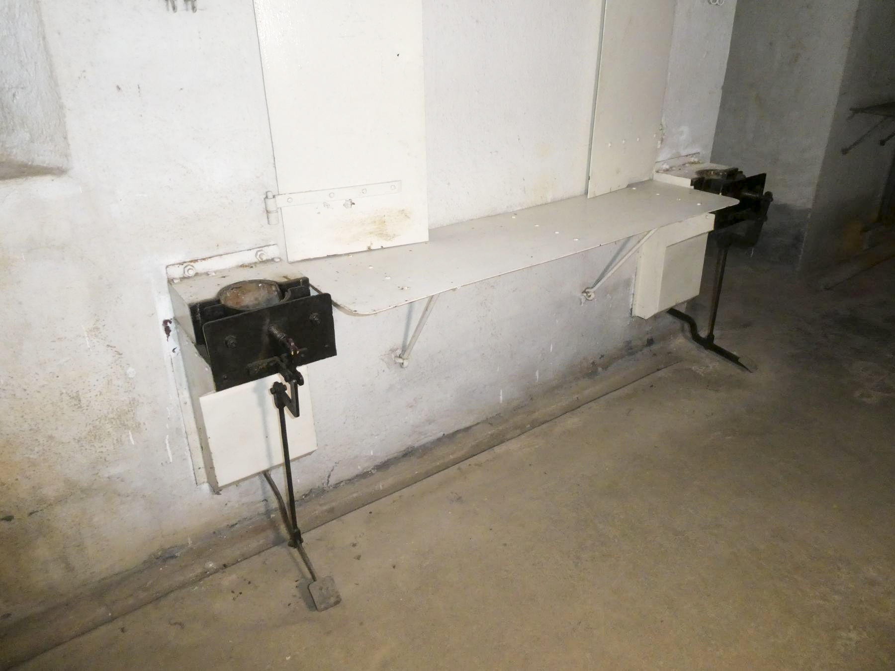 Ligne Maginot - SAINTE AGNES (SAG) - EO9 - (Ouvrage d'artillerie) - Bloc 2
Table de sertissage douille/obus du 135