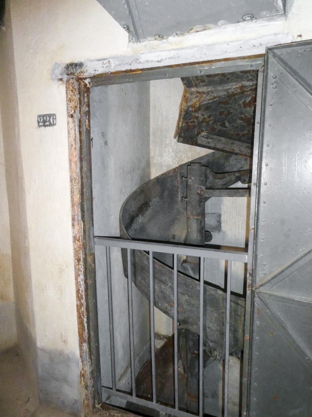 Ligne Maginot - SAINTE AGNES (SAG) - EO9 - (Ouvrage d'artillerie) - Bloc 2
Toboggan de récupération des douilles de 75 vers le sous-sol