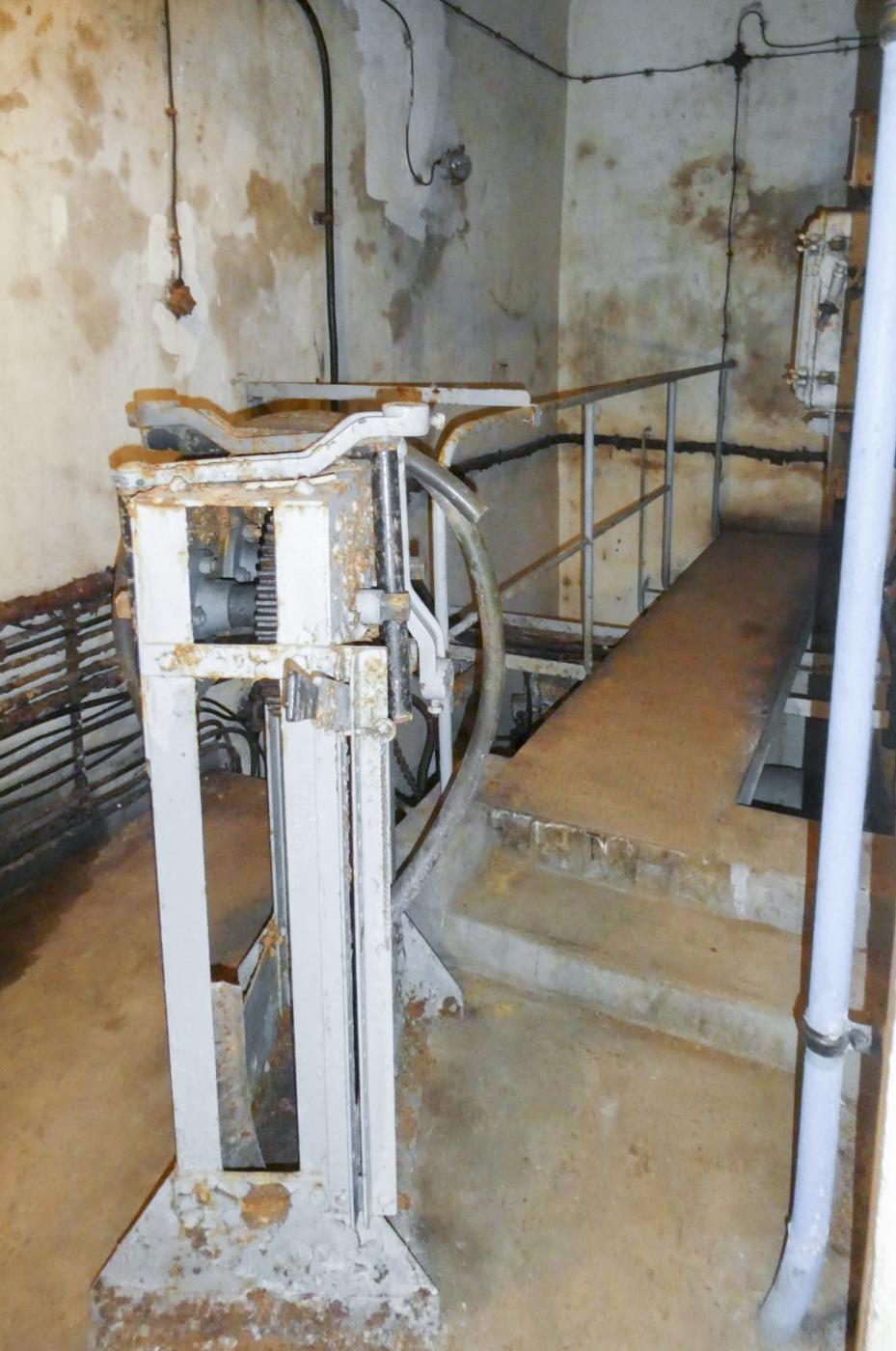 Ligne Maginot - AGAISEN (AN) - E03 - (Ouvrage d'artillerie) - Bloc 2
Ascenseur
Commande manuelle