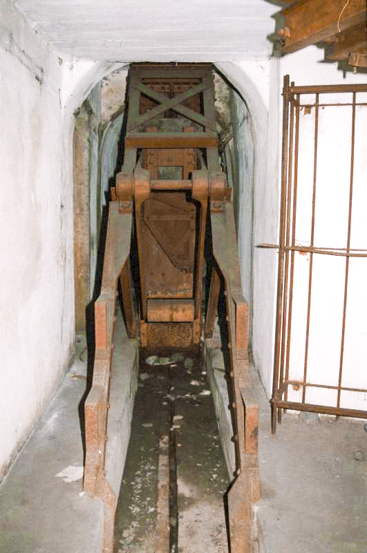 Ligne Maginot - MONTGENEVRE (BARRAGE RAPIDE) - (Blockhaus pour arme infanterie) - Balancier et cylindre à rotation libre