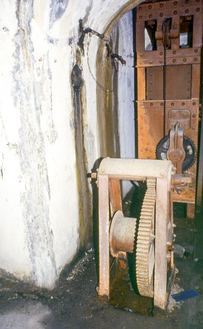 Ligne Maginot - MONTGENEVRE (BARRAGE RAPIDE) - (Blockhaus pour arme infanterie) - Treuil de rappel de la barrière antichar coulissante