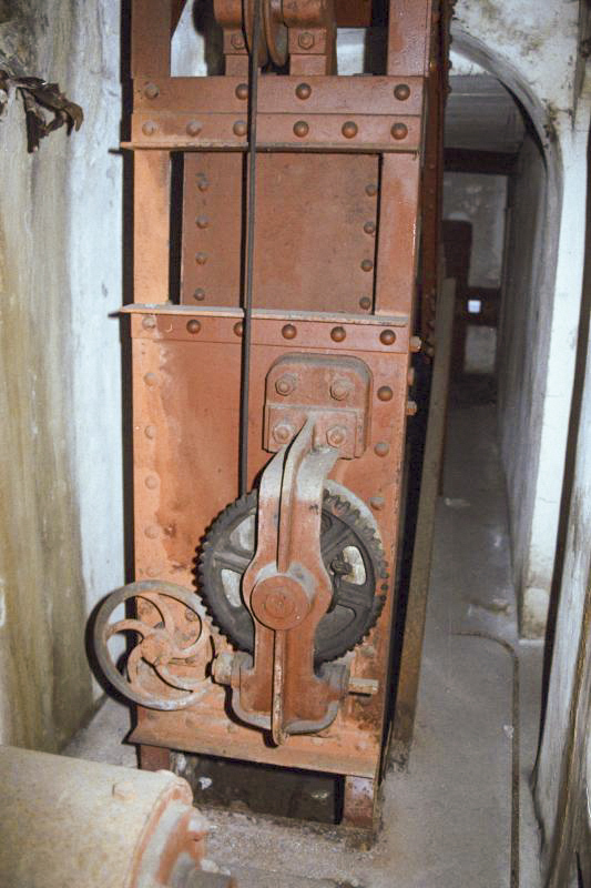 Ligne Maginot - MONTGENEVRE (BARRAGE RAPIDE) - (Blockhaus pour arme infanterie) - Treuil du balancier