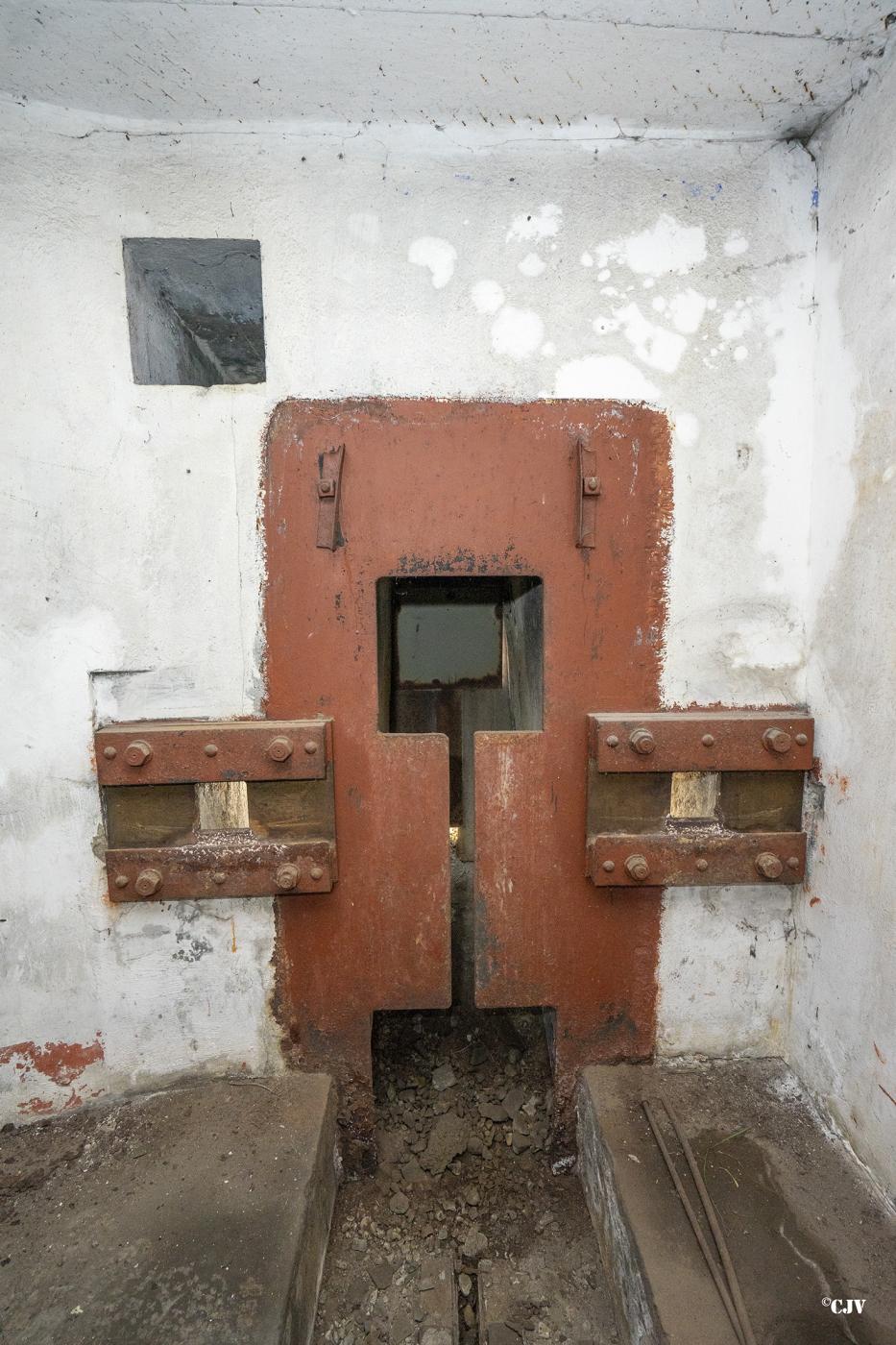 Ligne Maginot - MONTGENEVRE (BARRAGE RAPIDE) - (Blockhaus pour arme infanterie) - Le plaque du passage de la barrière.
En haut goulotte à grenades, à coté deux créneaux pour FM.
