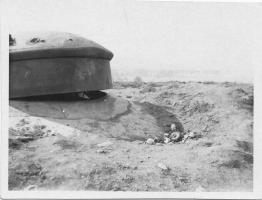 Ligne Maginot - LA FERTE - (Ouvrage d'infanterie) - Bloc 2
La tourelle pour deux armes mixtes déchaussée.
Noter les projections de matériels à l'extérieur