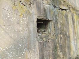 Ligne Maginot - LIEDERSCHIEDT - MAISON FORTE - (Poste GRM - Maison Forte) - Le créneaux FM incliné qui bat la route et la pente.