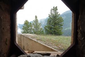Ligne Maginot - LAVOIR - (Ouvrage d'artillerie) - Bloc 1
Le fossé diamant vu à travers le créneau FM de défense rapprochée