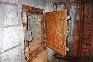 Ligne Maginot - LAVOIR - (Ouvrage d'artillerie) - Bloc 2
Etage intermédiaire
Porte blindée de l'issue de secours