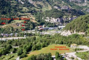 Ligne Maginot - L'ouvrage de SAINT GOBAIN et la casemate ANNEXE de SAINT ANTOINE - L'ouvrage de St Gobain et la casemate Annexe de St Antoine vus depuis les dessus du bloc 1 de l'ouvrage de St Antoine