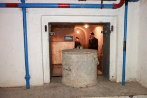 Ligne Maginot - SAINT ROCH (SHR) - (Ouvrage d'artillerie) - Cuisine
Marmite isolante sur le guichet utilisée pour apporter les repas aux blocs 