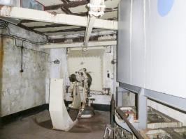 Ligne Maginot - BARBONNET (BT) - (Ouvrage d'artillerie) - Bloc 2
Réserve d'eau au dessus du casier à munitions, en haut poutre pour la manutention du tube de rechange