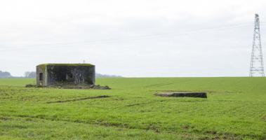 Ligne Maginot - B460 - RESERVOIR D'ONNAING (PDS) - (Abri actif) - Au premier plan, bloc d'entrée secondaire de l'abri du poste de soutien, en arrière le bloc actif et entrée principale