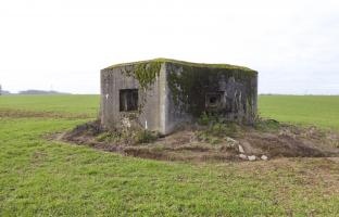 Ligne Maginot - B460 - RESERVOIR D'ONNAING (PDS) - (Abri actif) - Le bloc actif, avec 3 créneaux FM et un créneau mitrailleuse, relié par puits à l'abri.