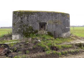 Ligne Maginot - B460 - RESERVOIR D'ONNAING (PDS) - (Abri actif) - Face arrière. Les deux entrées principales - remblayées aujourd'hui - se situaient sous la dalle dont on voit l'angle au ras du sol