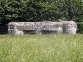 Ligne Maginot - LA CRASCOTTE OUEST - (Blockhaus lourd type STG / STG-FCR - Double) - Photo prise de la D 932 - Route de Maubeuge.