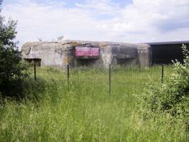 Ligne Maginot - LA CRASCOTTE OUEST - (Blockhaus lourd type STG / STG-FCR - Double) - Photo prise de la D 932 - Route de Maubeuge.