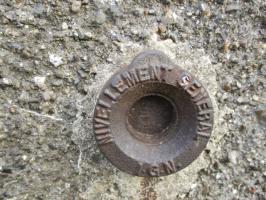 Ligne Maginot - B491 - NOTRE DAME - (Blockhaus pour canon) - Nivellement général IGN incrusté à la base du blockhaus.