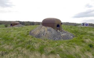Ligne Maginot - JENLAIN - C14 - (Casemate d'infanterie) - Vue sur les trois cloches (au fond la GFM)