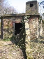 Ligne Maginot - LE QUESNOY - (Stand de tir) - Le blockhaus d'entrainement aux armes antichar
Vue coté créneau AC.
Noter la présence du mur de protection