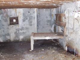 Ligne Maginot - NEUBACH 2 (AVANT POSTE) - (Blockhaus pour arme infanterie) - La chambre de tir pour mitrailleuse. Une première table de tir.