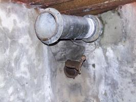 Ligne Maginot - NEUBACH 2 (AVANT POSTE) - (Blockhaus pour arme infanterie) - Tuyau de ventilation et, dessous, goulotte à grenades.