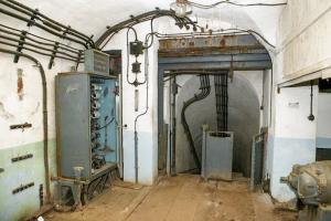 Ligne Maginot - LAVOIR - (Ouvrage d'artillerie) - Plan incliné
Portique supérieur et armoire de commande