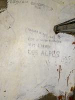 Ligne Maginot - LAVOIR - (Ouvrage d'artillerie) - Bloc 4
Etage inférieur
Graffiti dans la chambre de troupe