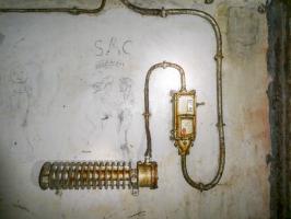 Ligne Maginot - LAVOIR - (Ouvrage d'artillerie) - Bloc 4 
Etage inférieur 
Graffiti dans la chambre des sous-officiers