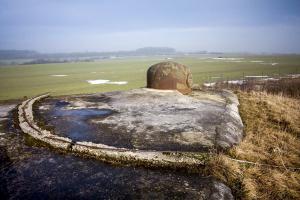 Ligne Maginot - BAMBIDERSTROFF NORD - C70 - (Casemate d'infanterie) - A l'arrière de la cloche GFM, le muret destiné à retenir la terre camouflant la dalle