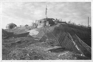 Ligne Maginot - WITTRING - (Casemate d'infanterie) - Noter le camouflage et le projecteur provisoire placé à coté de la cloche AM en 1er plan. Au fond, la GFM.