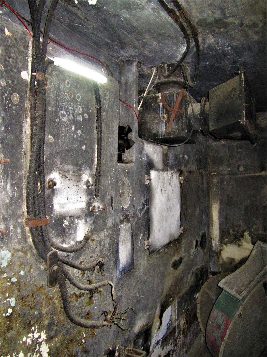 Ligne Maginot - BAMBIDERSTROFF NORD - C70 - (Casemate d'infanterie) - Etage inférieur
Dans la chambre de repos, l'emplacement du poste téléphonique et du boitier répartiteur type 01 à 14 circuits