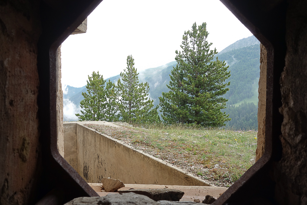 Ligne Maginot - LAVOIR - (Ouvrage d'artillerie) - Bloc 1
Le fossé diamant vu à travers le créneau FM de défense rapprochée