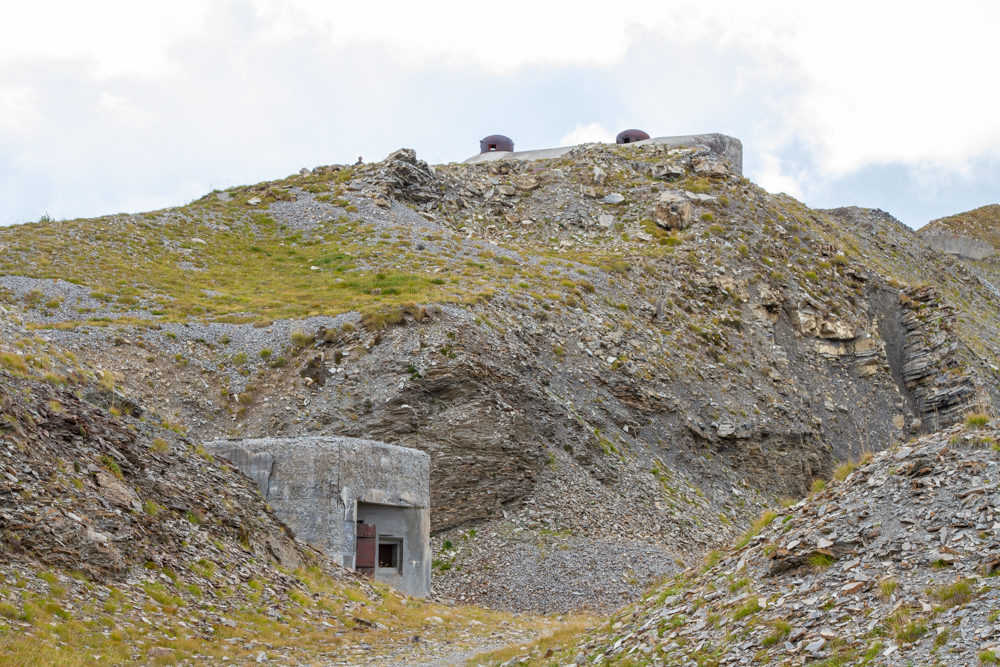 Ligne Maginot - GRANGES COMMUNES - (Ouvrage d'infanterie) - Bloc 1
L'entrée dominé par les cloches du bloc 2