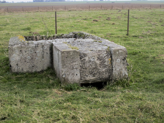 Ligne Maginot - B475 - RESERVOIR D'ESTREUX - (Observatoire d'artillerie) - Situé dans un pré clôturé, visible du chemin de terre venant de la rue Pasteur.