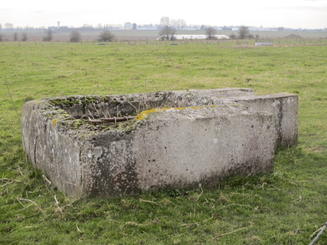 Ligne Maginot - B475 - RESERVOIR D'ESTREUX - (Observatoire d'artillerie) - Situé dans un pré clôturé, visible du chemin de terre venant de la rue Pasteur.