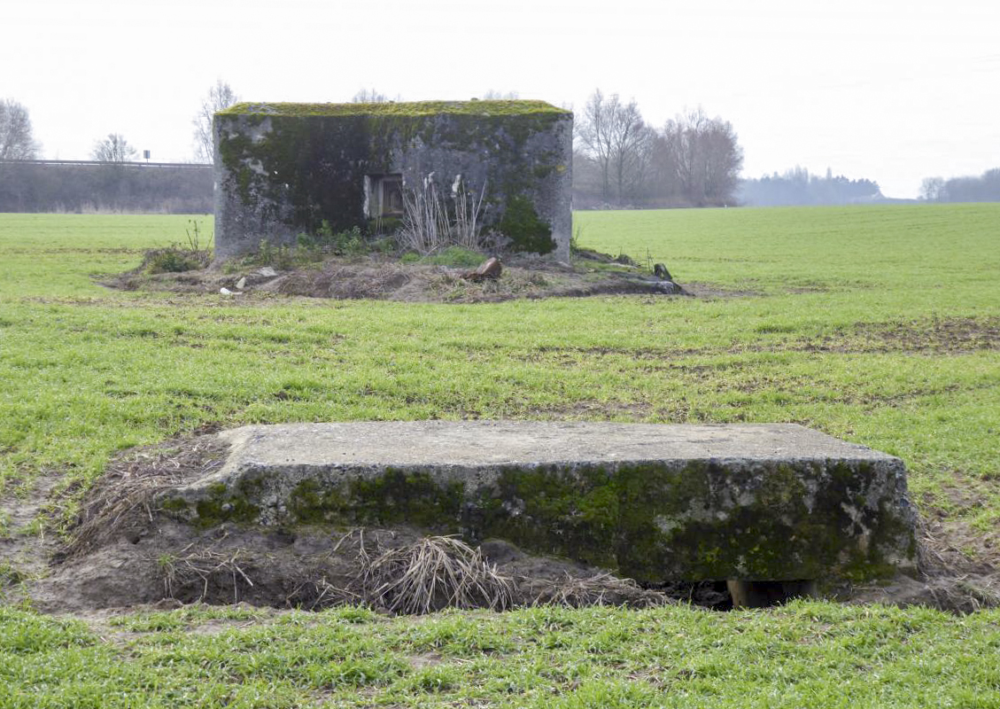Ligne Maginot - B460 - RESERVOIR D'ONNAING (PDS) - (Abri actif) - Au premier plan, bloc d'entrée secondaire de l'abri du poste de soutien, en arrière le bloc actif et entrée principale
