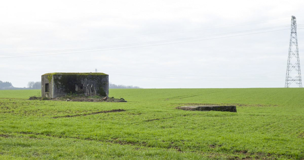 Ligne Maginot - B460 - RESERVOIR D'ONNAING (PDS) - (Abri actif) - Au premier plan, bloc d'entrée secondaire de l'abri du poste de soutien, en arrière le bloc actif et entrée principale