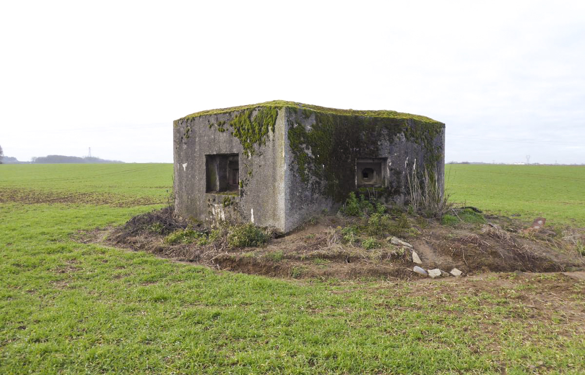 Ligne Maginot - B460 - RESERVOIR D'ONNAING (PDS) - (Abri actif) - Le bloc actif, avec 3 créneaux FM et un créneau mitrailleuse, relié par puits à l'abri.