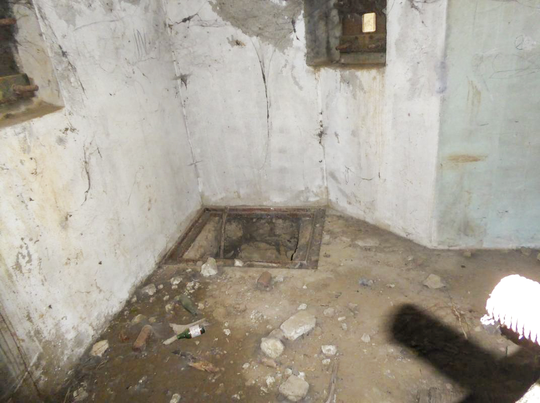 Ligne Maginot - B460 - RESERVOIR D'ONNAING (PDS) - (Abri actif) - Intérieur du bloc actif, trappe d'accès à l'étage inférieur servant d'entrée principale