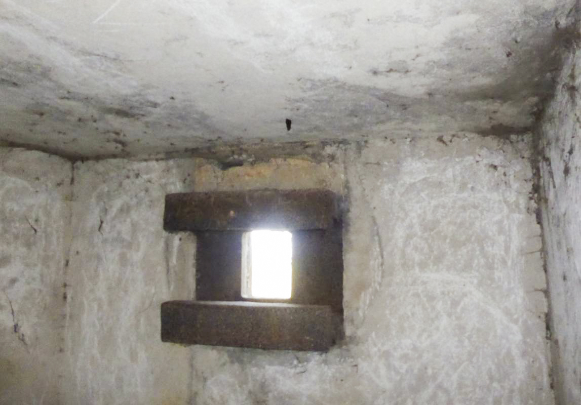 Ligne Maginot - B464 - BARAQUE DES CHASSEURS (PDS) - (Abri actif) - Trémie mitrailleuse frontale