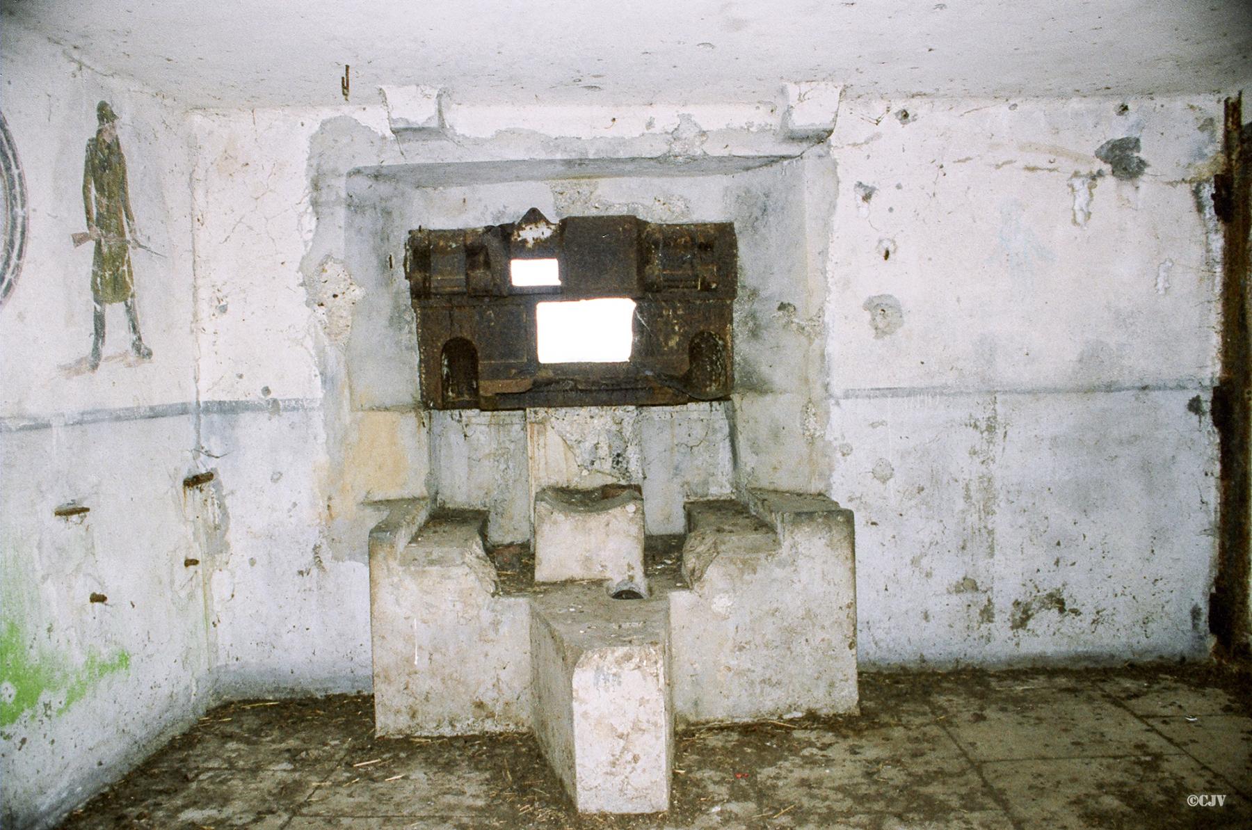 Ligne Maginot - B513 - WARGNIES LE GRAND - (Blockhaus pour canon) - Trémie Pamart-Lemaigre pour canon antichar 25 SA 34, utilisable avec une mitrailleuse Hotchkiss 8 mm mle 1914 - Lia VERMEULEN